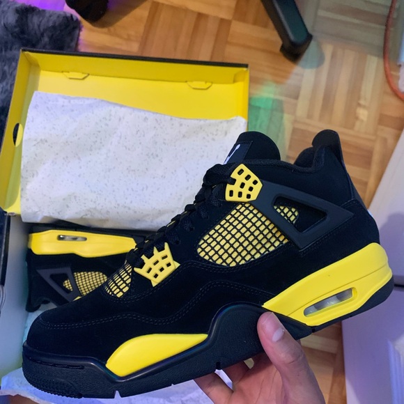Jordan 4 yellow thunders size 9.5 - Picture 1 of 4